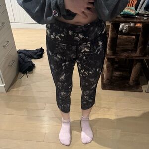 Lululemon women’s Black and White Patterned Leggings